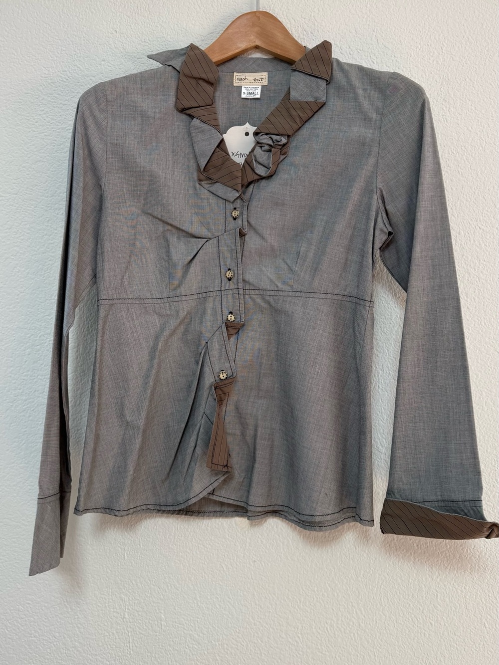 Women's Light Gray Button-Front Shirt with Contrast Brown Trim